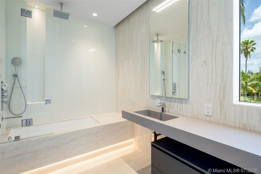 Recently Sold: $18,900,000 (6 beds, 8 baths, 11485 Square Feet)