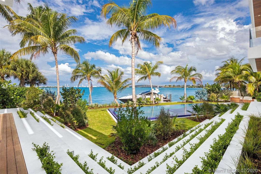 Recently Sold: $18,900,000 (6 beds, 8 baths, 11485 Square Feet)