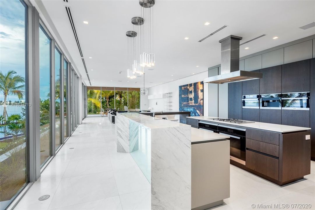 Recently Sold: $18,900,000 (6 beds, 8 baths, 11485 Square Feet)