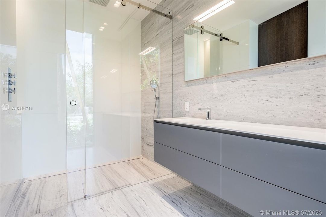 Recently Sold: $18,900,000 (6 beds, 8 baths, 11485 Square Feet)