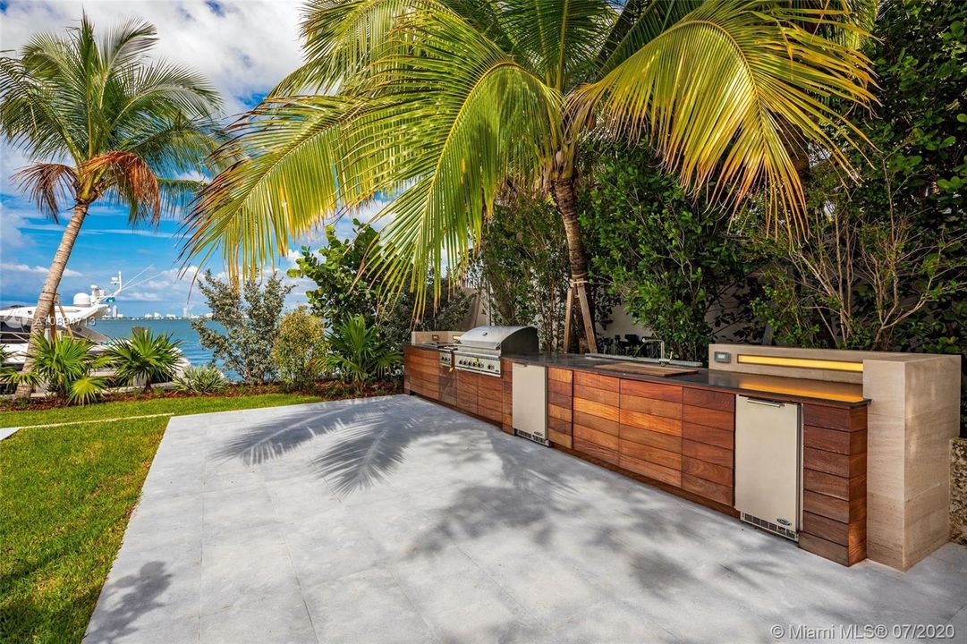 Recently Sold: $18,900,000 (6 beds, 8 baths, 11485 Square Feet)