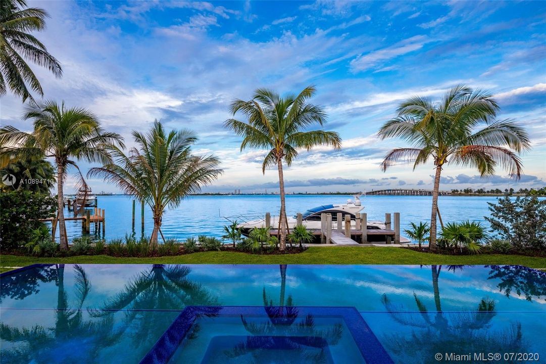 Recently Sold: $18,900,000 (6 beds, 8 baths, 11485 Square Feet)