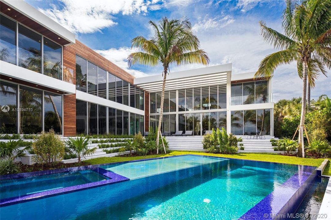 Recently Sold: $18,900,000 (6 beds, 8 baths, 11485 Square Feet)