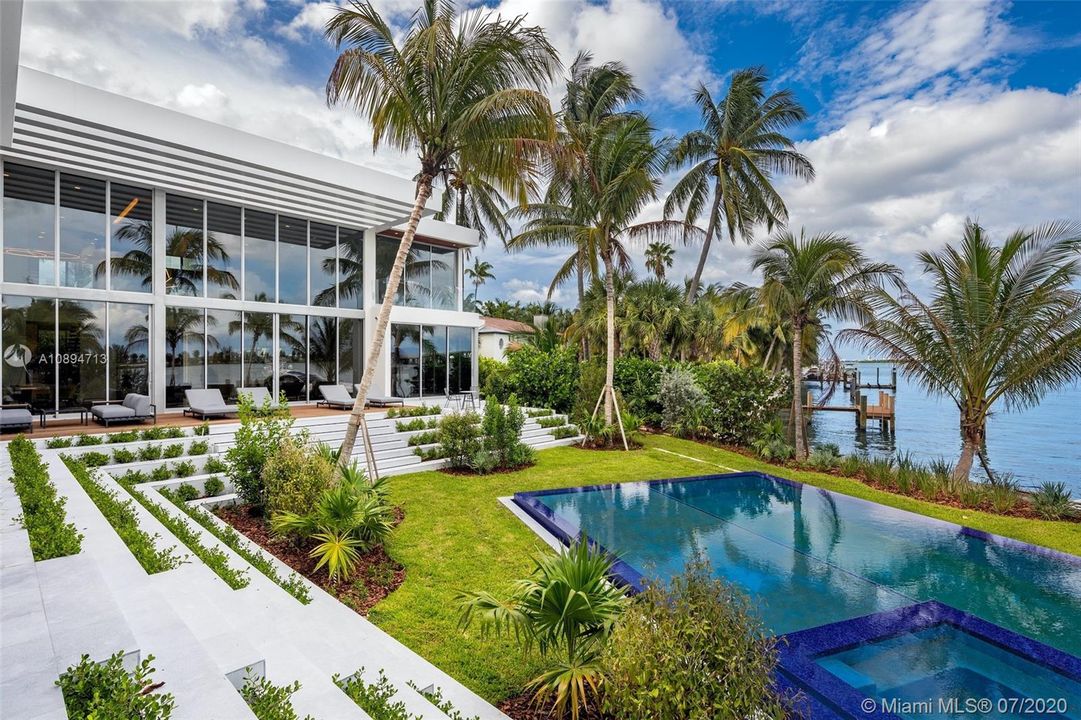 Recently Sold: $18,900,000 (6 beds, 8 baths, 11485 Square Feet)