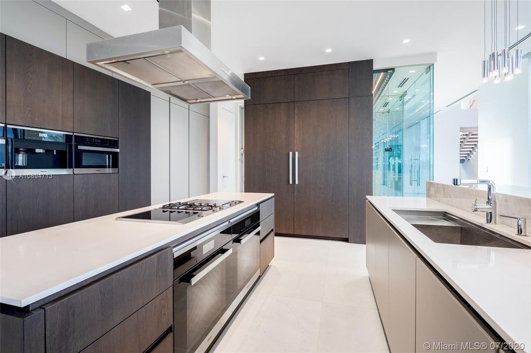 Recently Sold: $18,900,000 (6 beds, 8 baths, 11485 Square Feet)