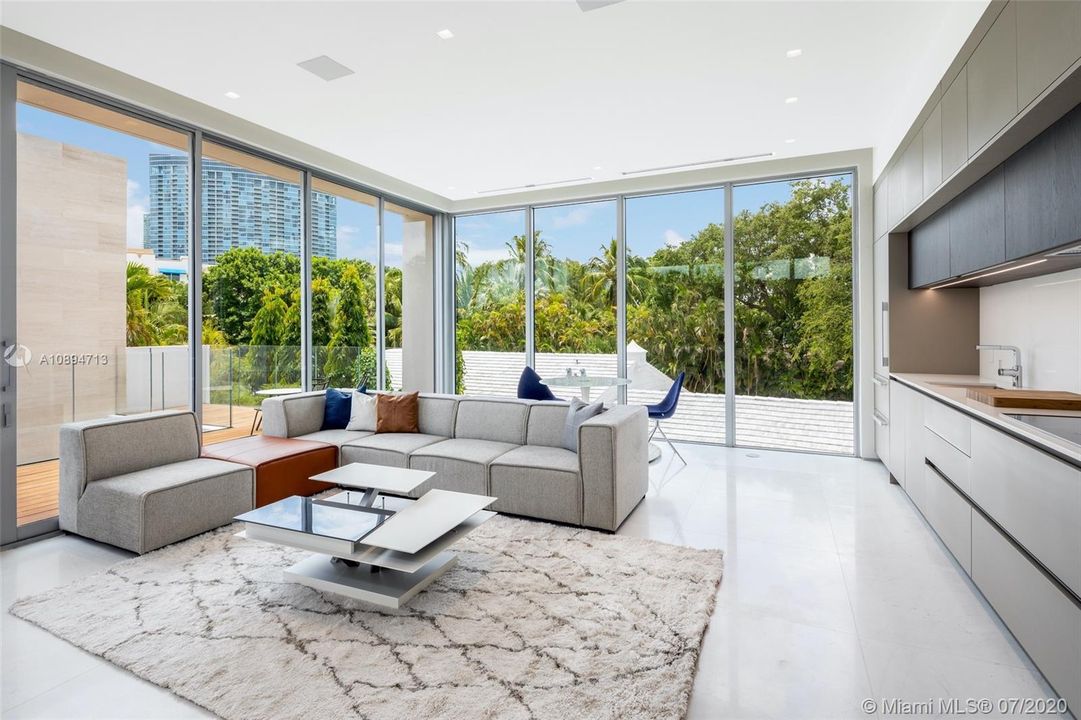 Recently Sold: $18,900,000 (6 beds, 8 baths, 11485 Square Feet)