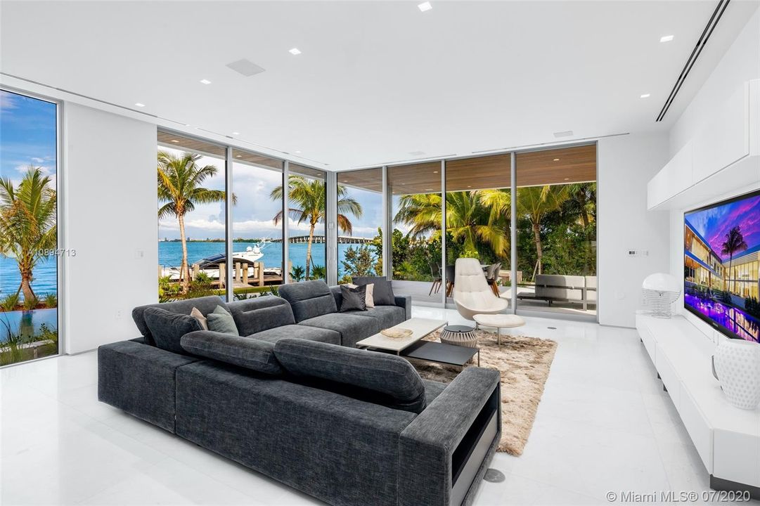 Recently Sold: $18,900,000 (6 beds, 8 baths, 11485 Square Feet)