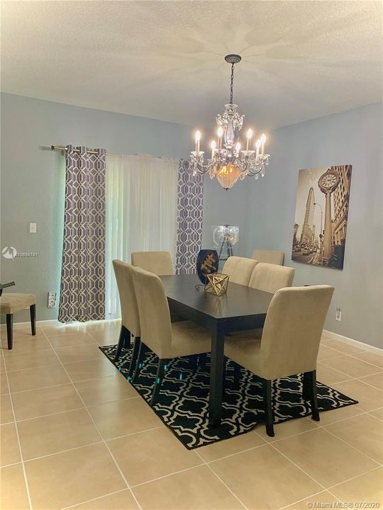Vendido Recientemente: $280,000 (3 camas, 2 baños, 1500 Pies cuadrados)