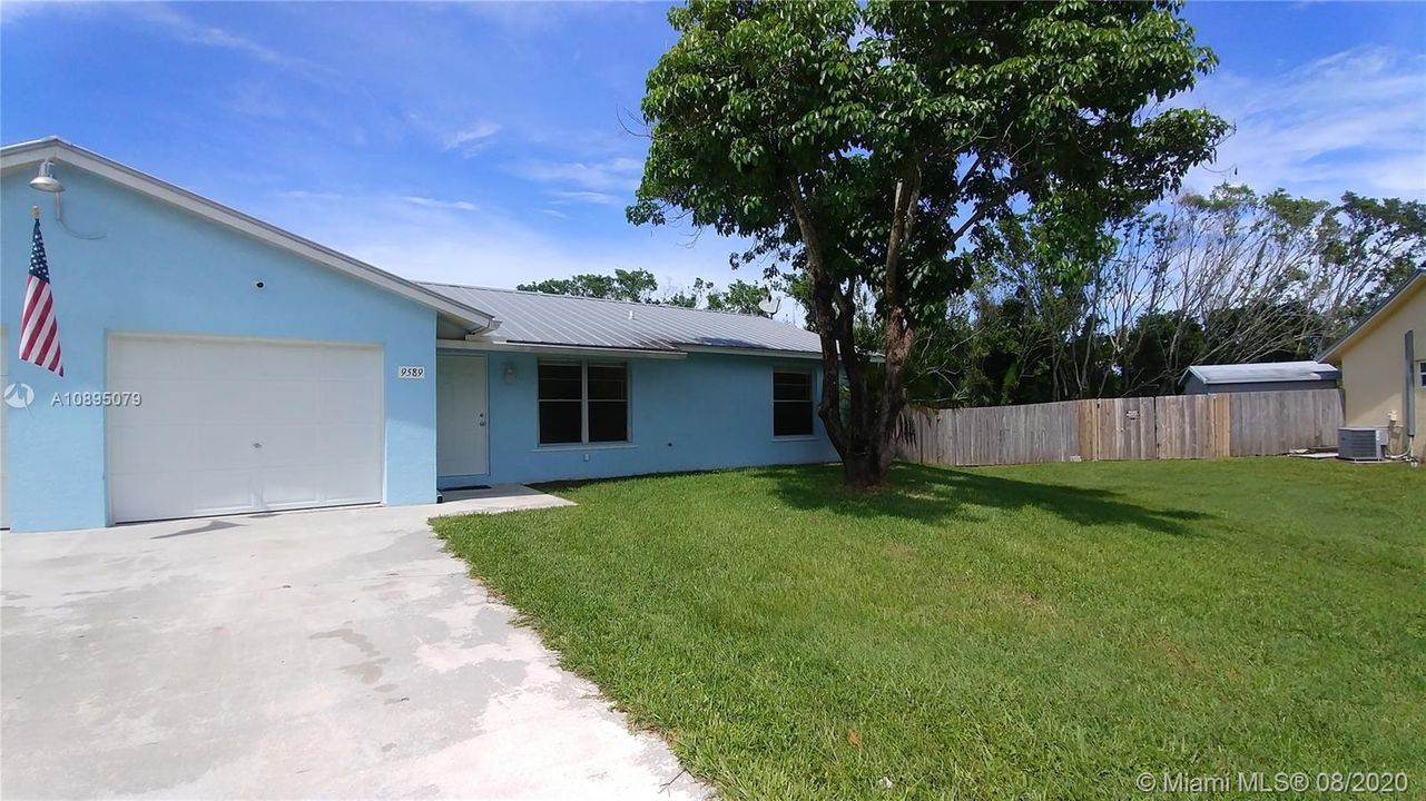 Very quiet street in Hobe Sound. Duplex in on cul-de-sac.