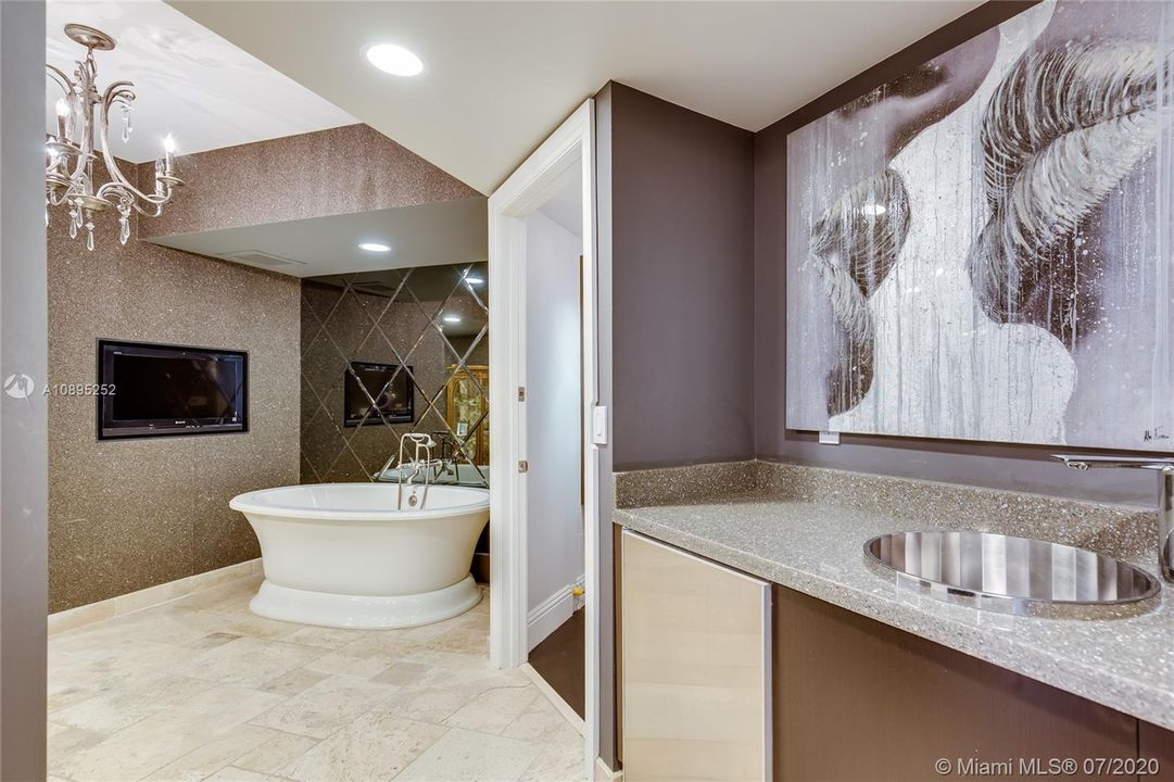 最近售出: $1,895,000 (2 贝兹, 3 浴室, 3189 平方英尺)
