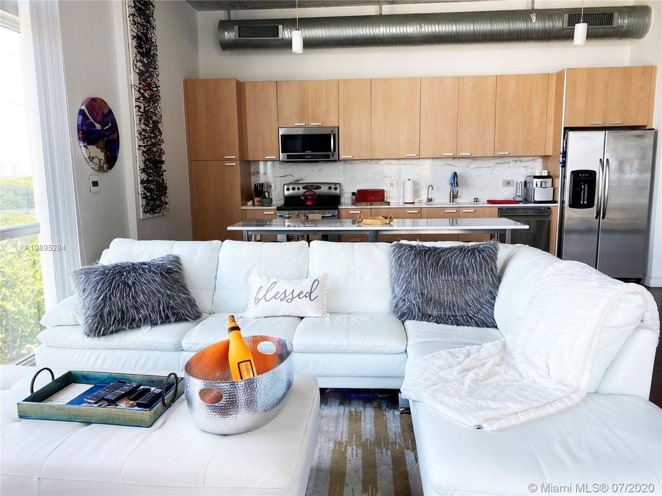 Recently Sold: $210,000 (1 beds, 1 baths, 951 Square Feet)