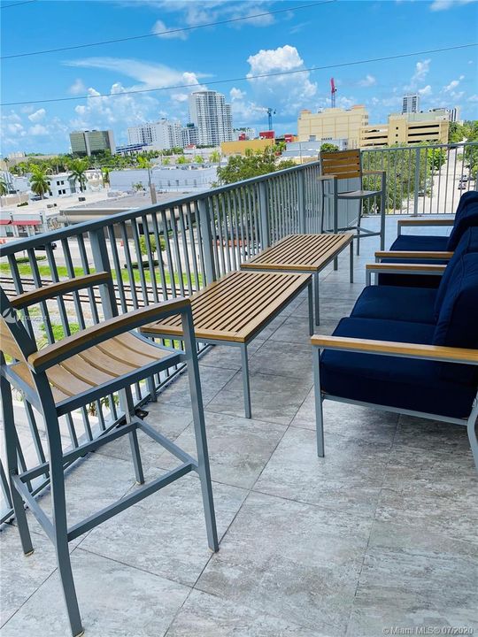 Recently Sold: $210,000 (1 beds, 1 baths, 951 Square Feet)