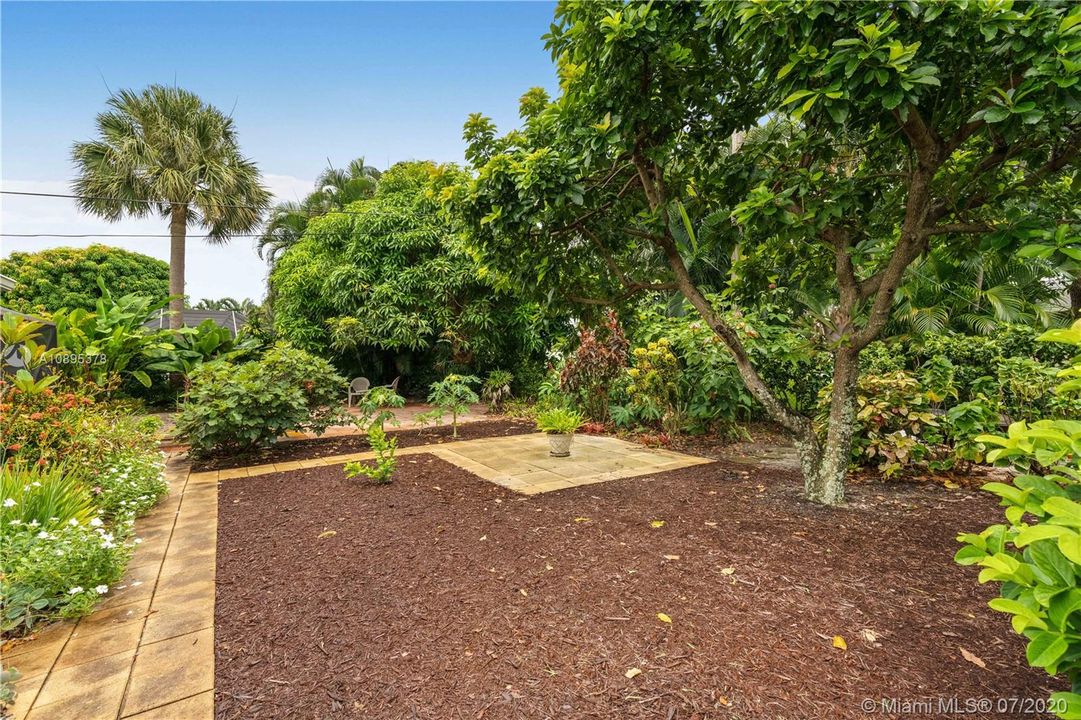 Recently Sold: $359,000 (2 beds, 1 baths, 1144 Square Feet)