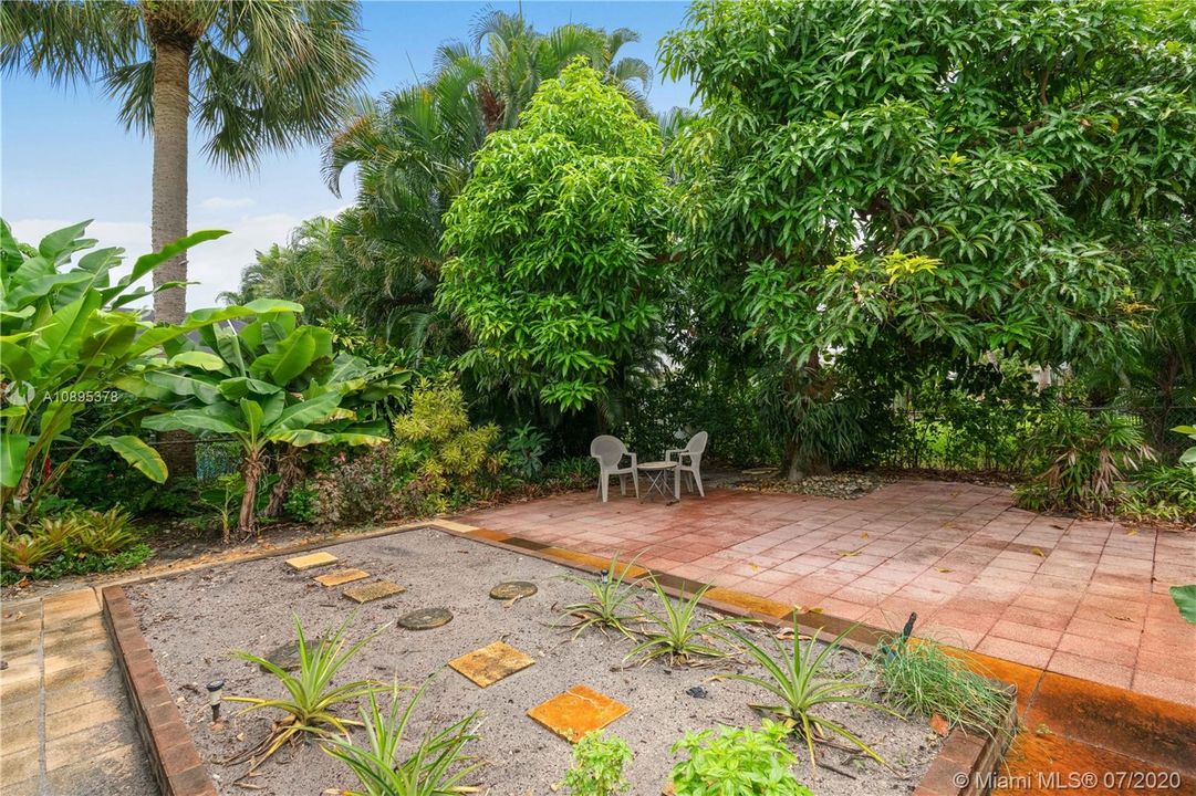 Recently Sold: $359,000 (2 beds, 1 baths, 1144 Square Feet)