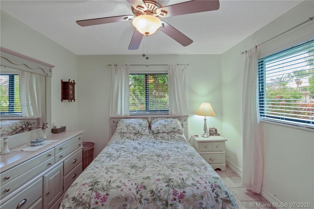 Recently Sold: $359,000 (2 beds, 1 baths, 1144 Square Feet)