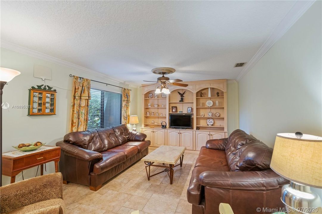 Recently Sold: $359,000 (2 beds, 1 baths, 1144 Square Feet)