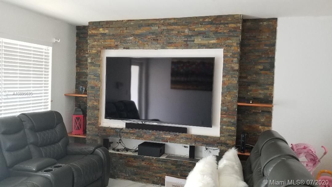 Vendido Recientemente: $360,000 (4 camas, 2 baños, 1176 Pies cuadrados)