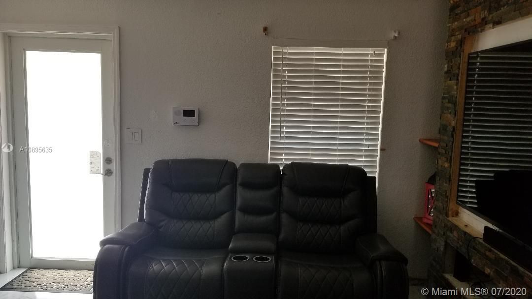 Vendido Recientemente: $360,000 (4 camas, 2 baños, 1176 Pies cuadrados)