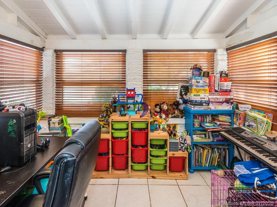 Недавно продано: $375,000 (2 спален, 1 ванн, 884 Квадратных фут)