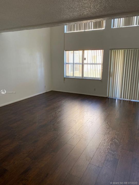 Recently Sold: $135,000 (1 beds, 1 baths, 943 Square Feet)