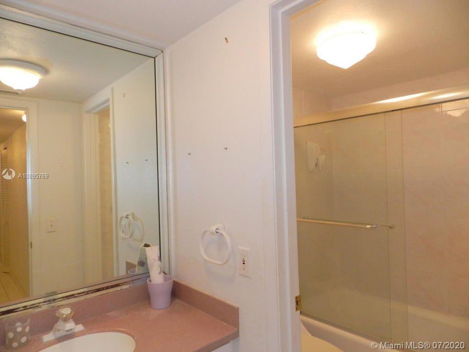 Vendido Recientemente: $320,000 (2 camas, 2 baños, 1336 Pies cuadrados)