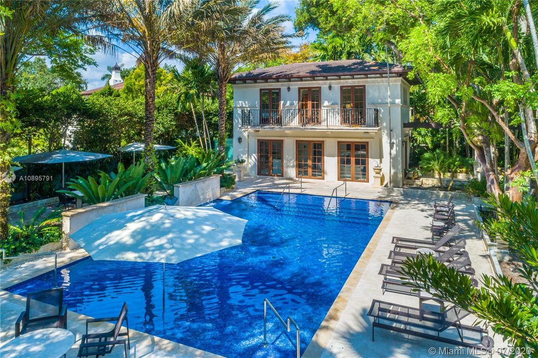 Недавно продано: $6,995,000 (8 спален, 12 ванн, 8756 Квадратных фут)