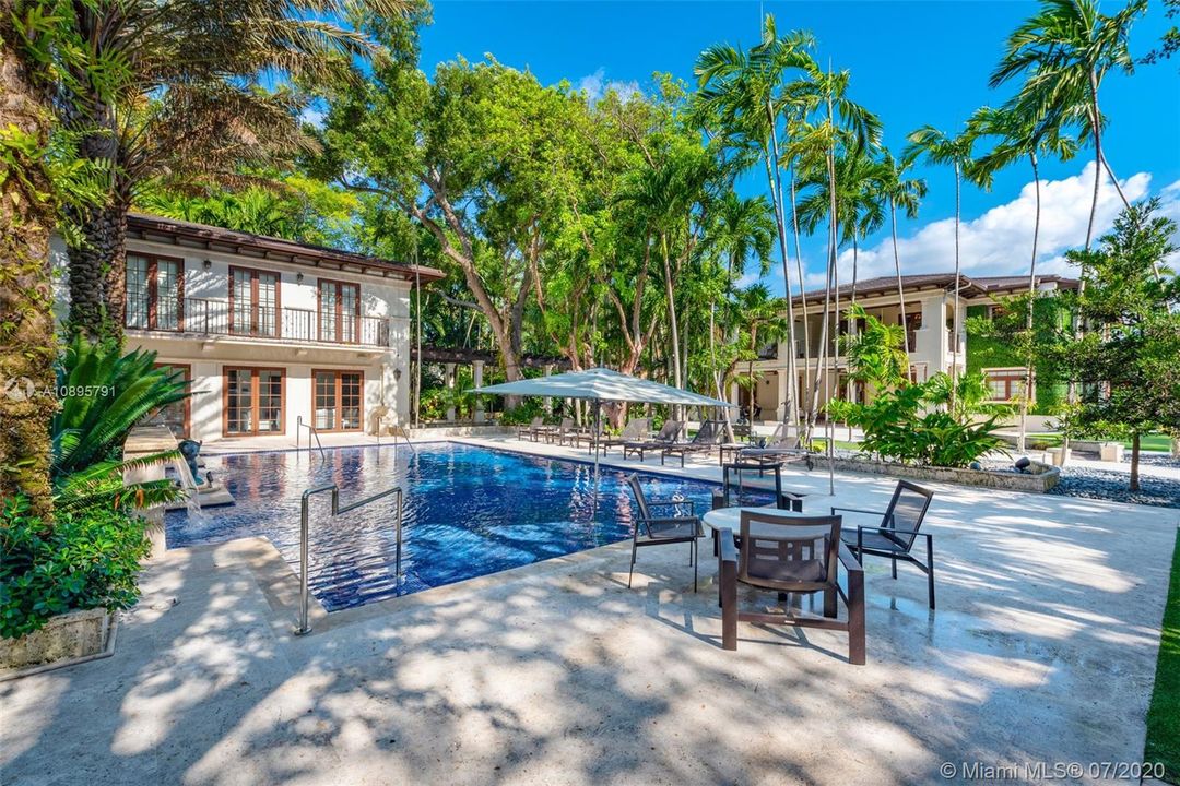 Недавно продано: $6,995,000 (8 спален, 12 ванн, 8756 Квадратных фут)