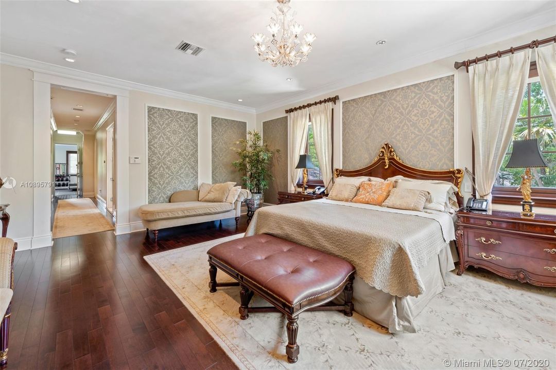 Недавно продано: $6,995,000 (8 спален, 12 ванн, 8756 Квадратных фут)