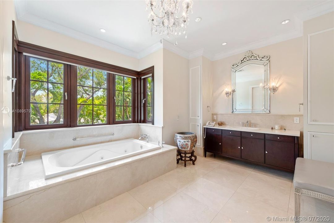 Недавно продано: $6,995,000 (8 спален, 12 ванн, 8756 Квадратных фут)