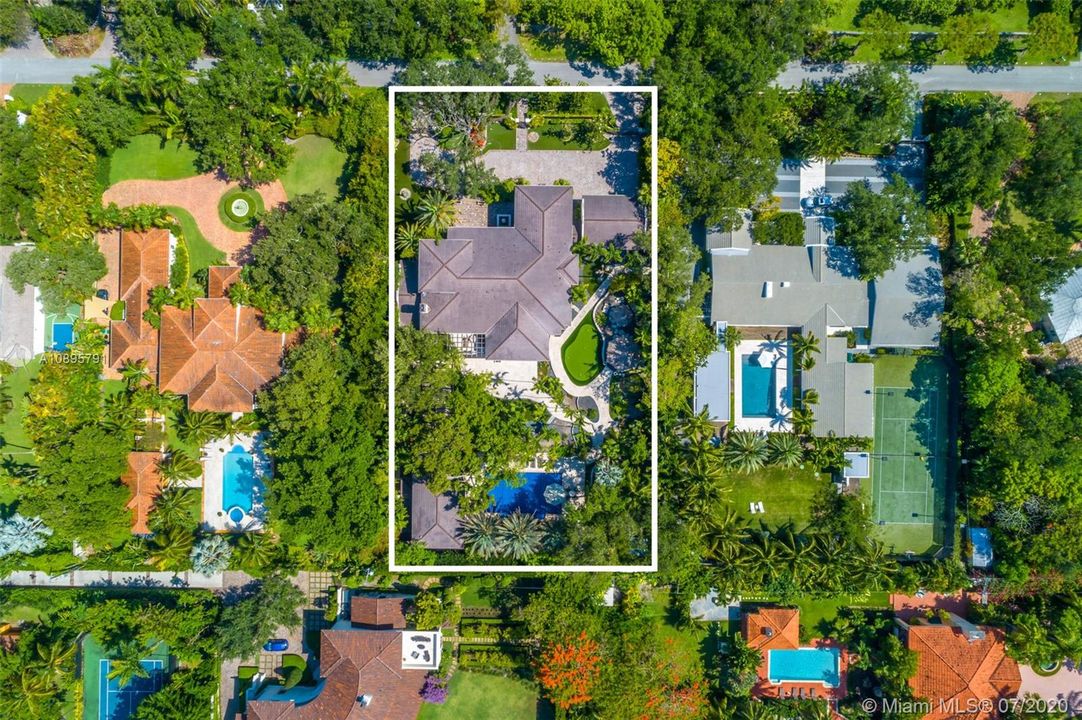 Недавно продано: $6,995,000 (8 спален, 12 ванн, 8756 Квадратных фут)