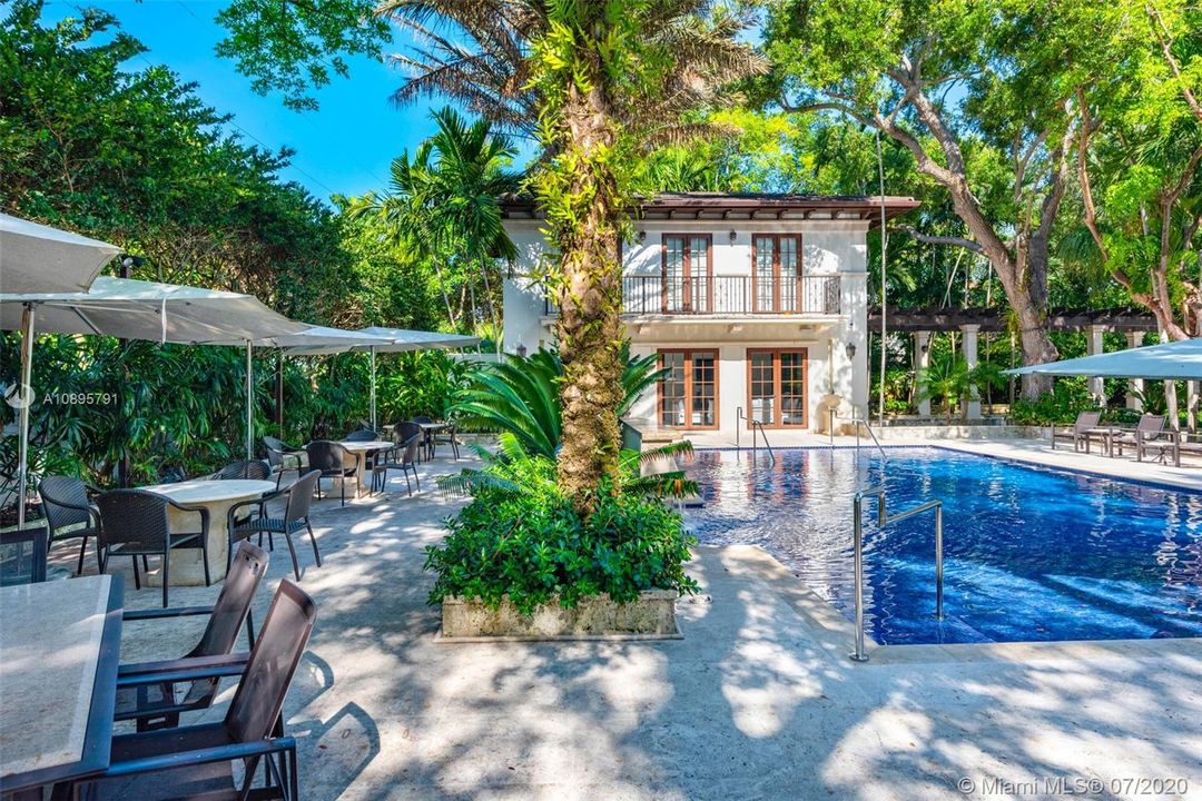 Недавно продано: $6,995,000 (8 спален, 12 ванн, 8756 Квадратных фут)