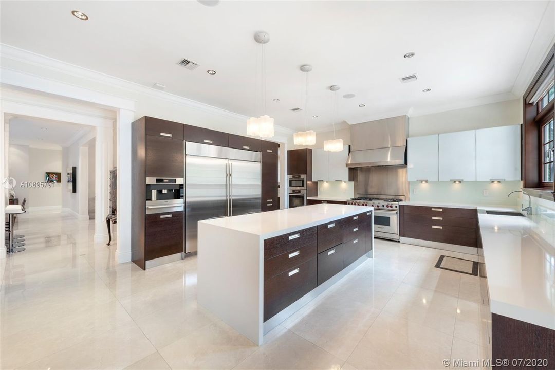 Недавно продано: $6,995,000 (8 спален, 12 ванн, 8756 Квадратных фут)