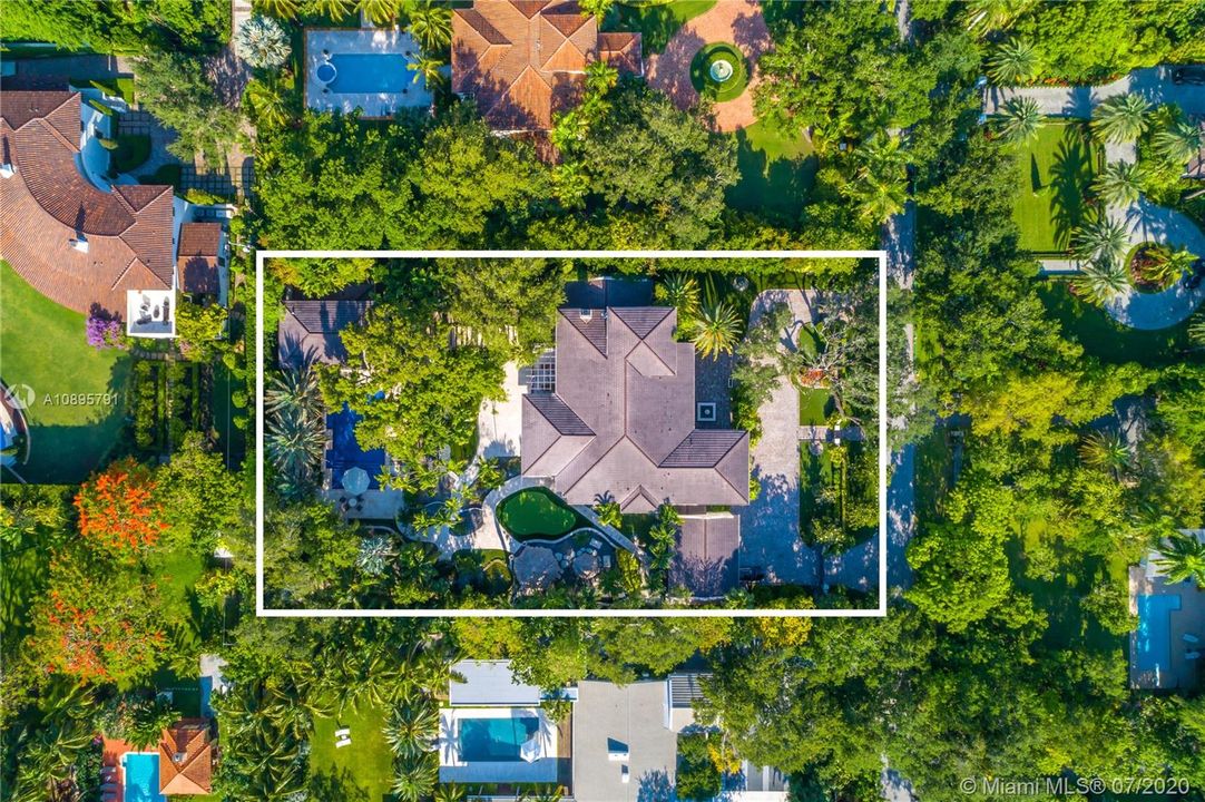Недавно продано: $6,995,000 (8 спален, 12 ванн, 8756 Квадратных фут)