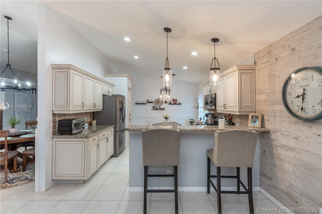 Vendido Recientemente: $357,900 (3 camas, 2 baños, 1822 Pies cuadrados)