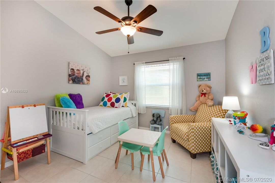 Vendido Recientemente: $357,900 (3 camas, 2 baños, 1822 Pies cuadrados)