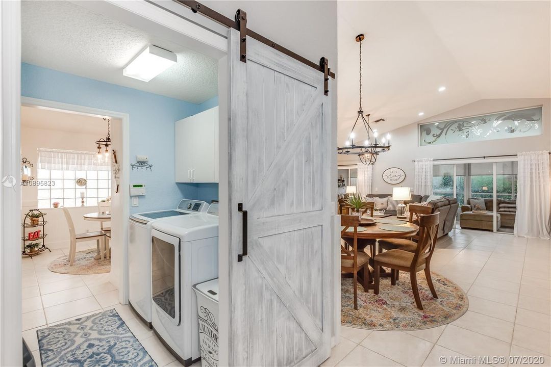 Vendido Recientemente: $357,900 (3 camas, 2 baños, 1822 Pies cuadrados)
