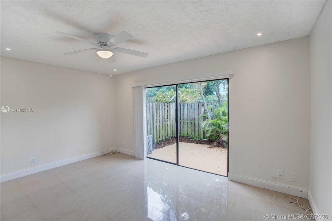 Recently Sold: $219,900 (2 beds, 1 baths, 1056 Square Feet)