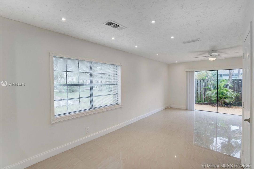 Recently Sold: $219,900 (2 beds, 1 baths, 1056 Square Feet)