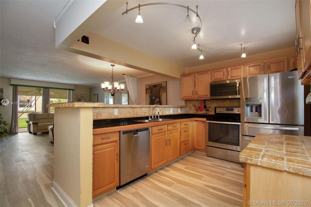 Vendido Recientemente: $175,000 (2 camas, 2 baños, 1144 Pies cuadrados)
