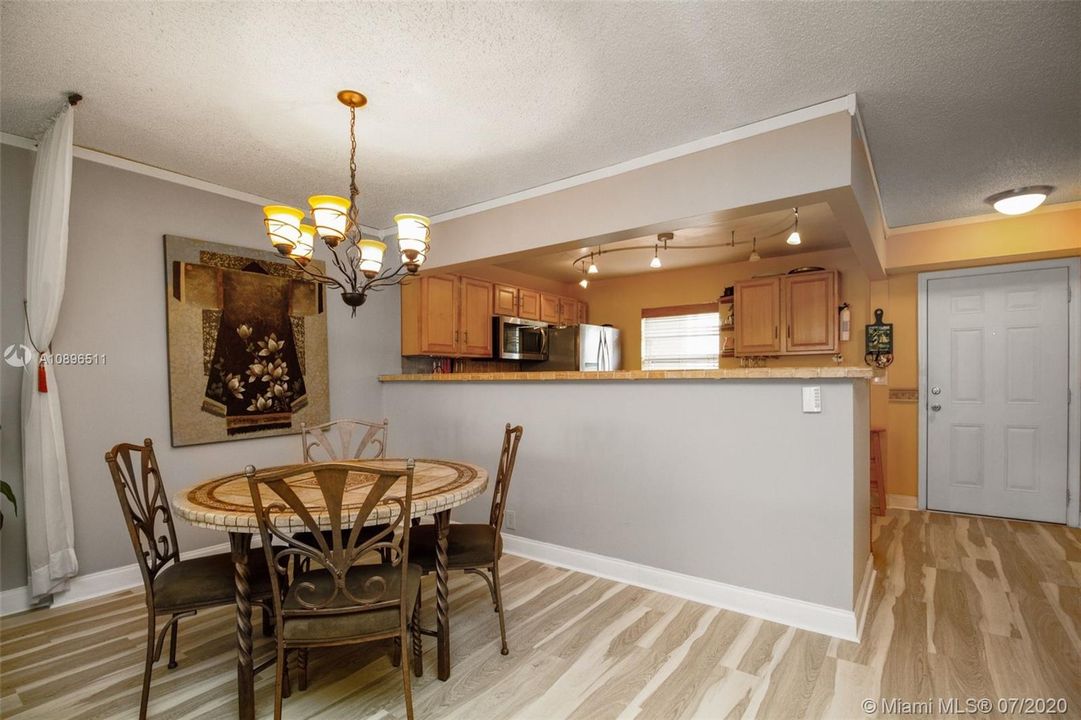 Vendido Recientemente: $175,000 (2 camas, 2 baños, 1144 Pies cuadrados)