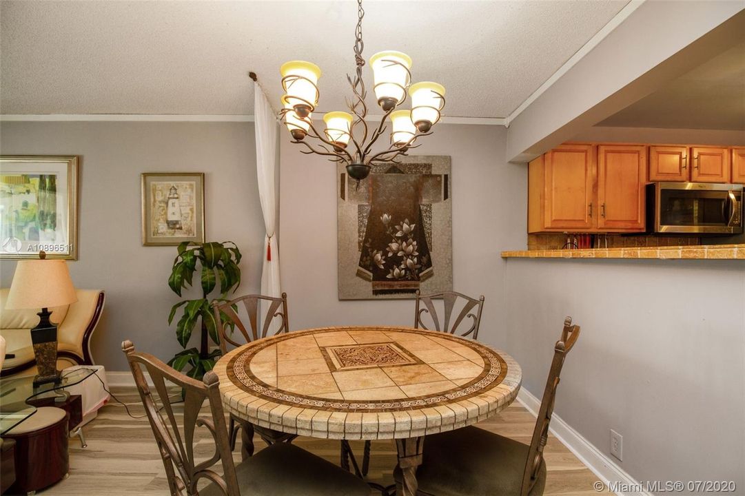 Vendido Recientemente: $175,000 (2 camas, 2 baños, 1144 Pies cuadrados)