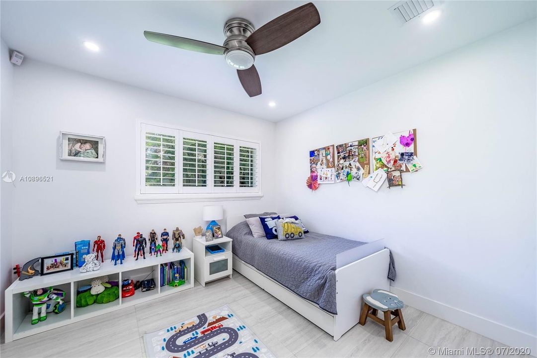 Vendido Recientemente: $775,000 (4 camas, 3 baños, 2679 Pies cuadrados)