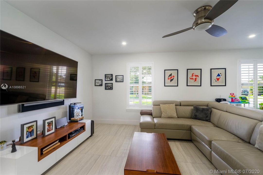 Vendido Recientemente: $775,000 (4 camas, 3 baños, 2679 Pies cuadrados)