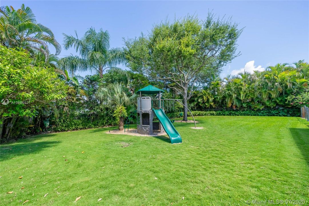 Vendido Recientemente: $775,000 (4 camas, 3 baños, 2679 Pies cuadrados)