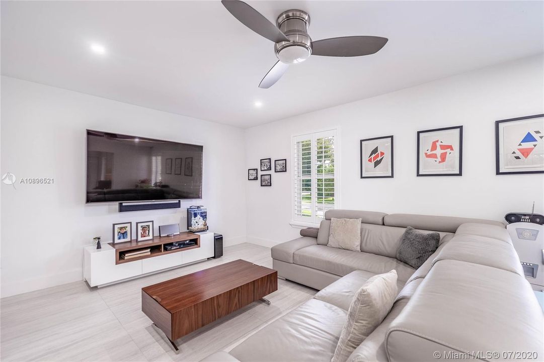 Vendido Recientemente: $775,000 (4 camas, 3 baños, 2679 Pies cuadrados)
