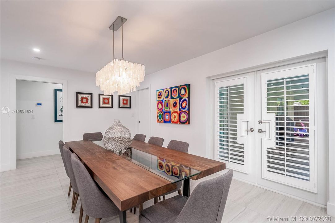 Vendido Recientemente: $775,000 (4 camas, 3 baños, 2679 Pies cuadrados)
