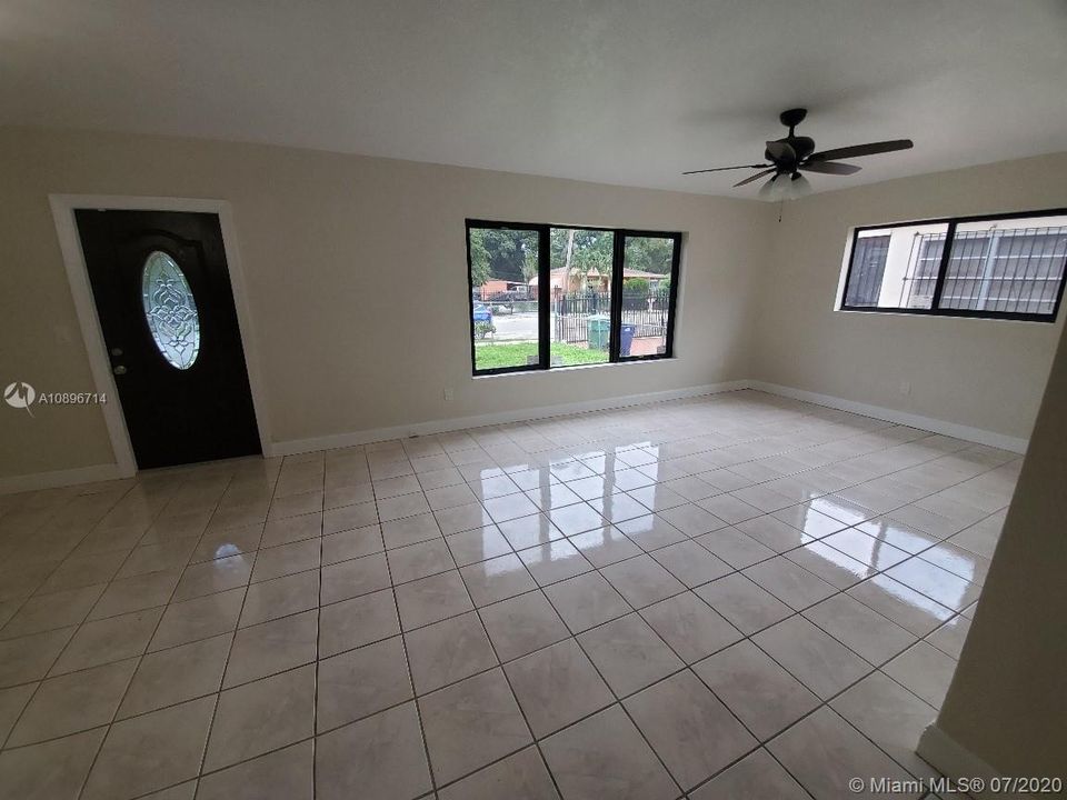 Recientemente alquilado: $1,950 (3 camas, 2 baños, 1218 Pies cuadrados)