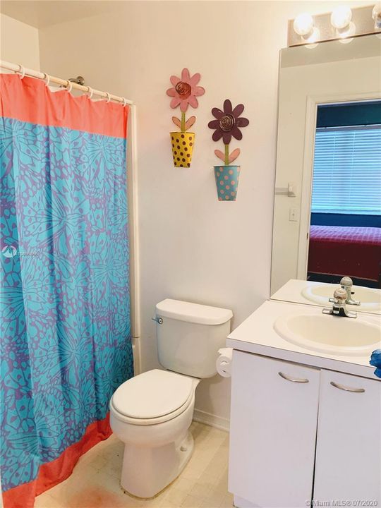Secnd Master bathroom tub and shower