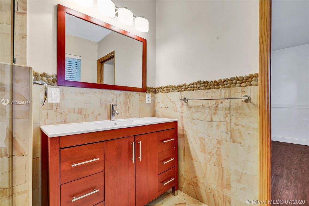最近租的: $2,300 (2 贝兹, 2 浴室, 1520 平方英尺)