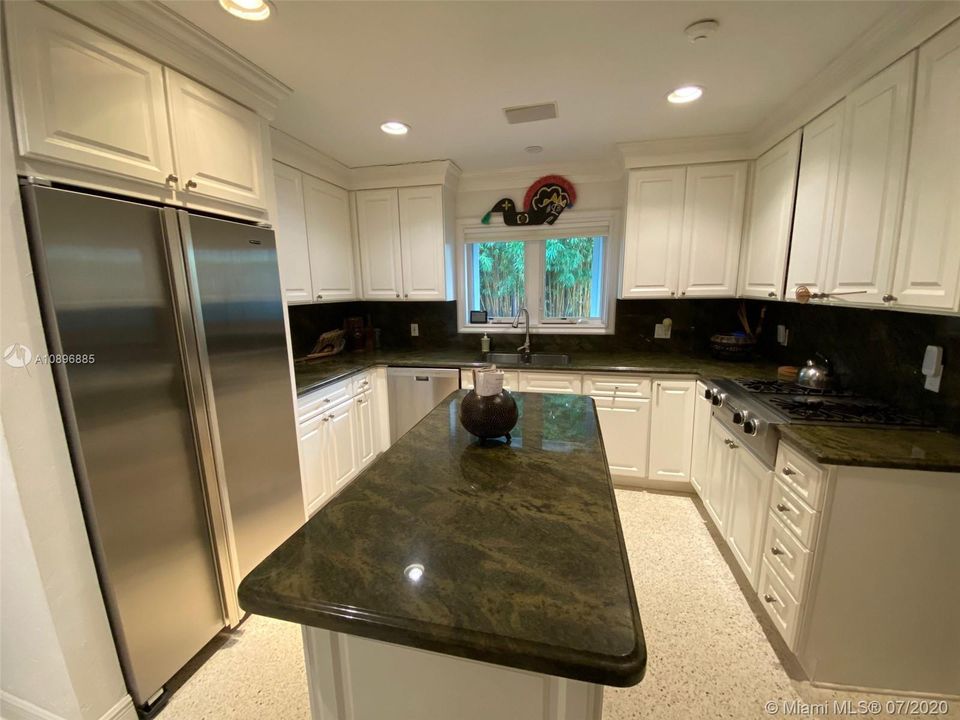 KITCHEN INCLUDES CUSTOM COOKING ISLAND